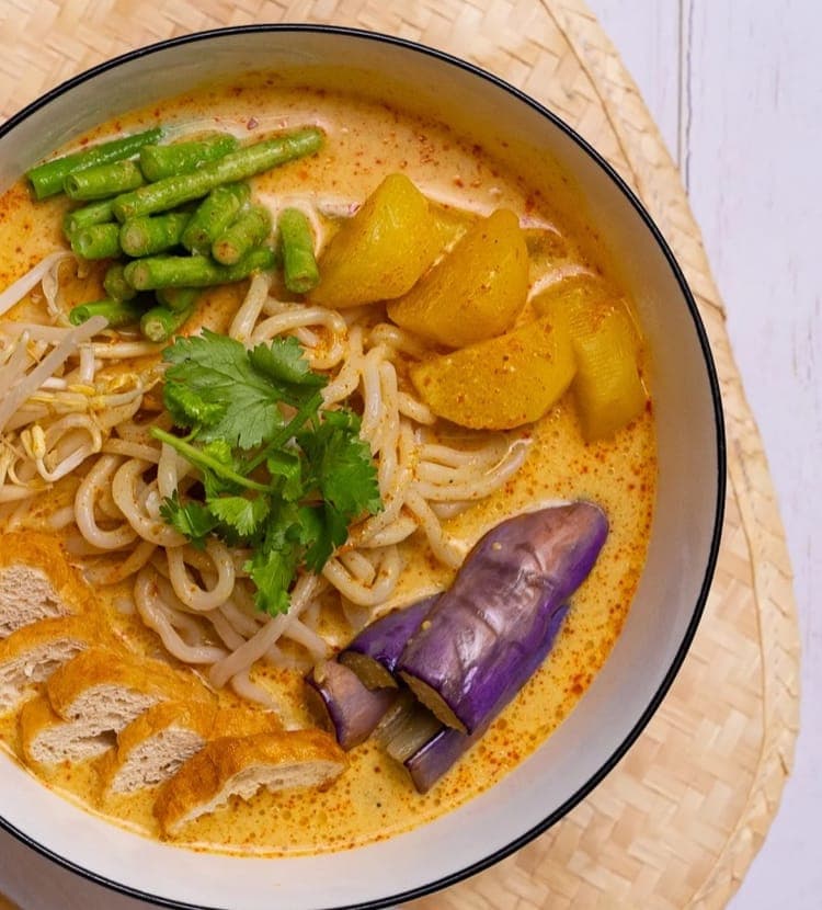 Creamy curry mee with aubergine, potato and long beans