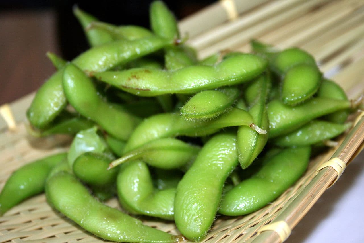 1280px-Edamame by Zesmerelda in Chicago